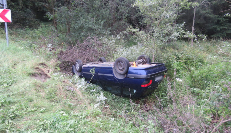 Řidič se 4,6 promile alkoholu v krvi jel rychle a havaroval. Do nemocnice byl  transportován letecky