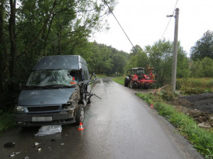 Opilý řidič traktoru, který neměl řidičák, naboural do dodávky. Traktoru navíc chyběla poznávací značka