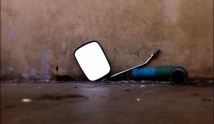 Vandal zaparkovanému autu vyrval registrační značku, kliky i stěrače. Části auta pak vyhodil do popelnice