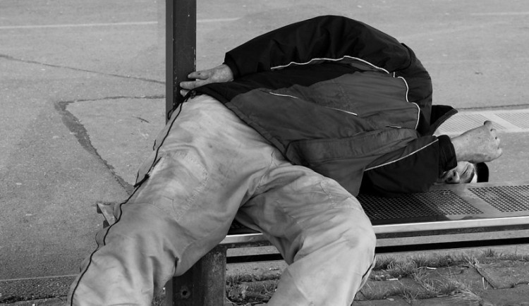 Strážníci prověřovali muže spícího na autobusové zastávce. Byl celostátně hledaný