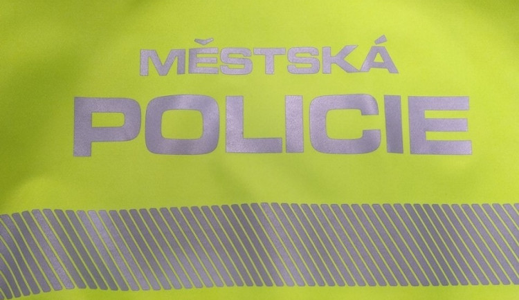 Matka nechala syna před obchodem na Foerstrově ulici a šla nakupovat. Lidé zalarmovali strážníky