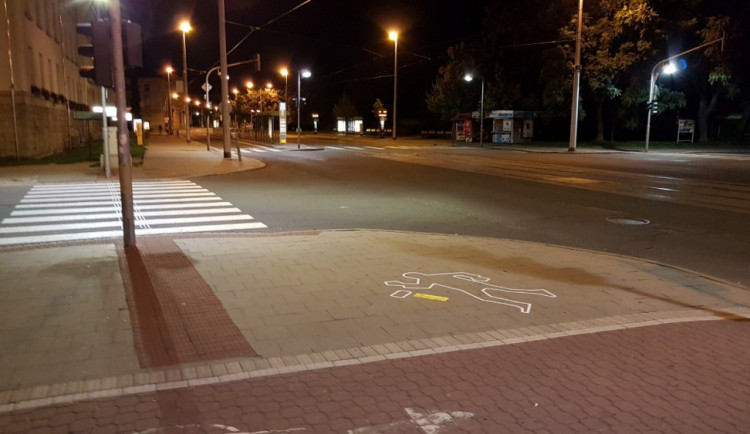 Na třídě Svobody a dalších místech v Olomouci se objevily obrysy postav. Symbolizují počet usmrcených chodců