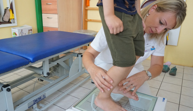 Dětem pomáhají ke zdravému vývoji nohy speciální rehabilitace