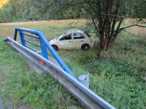 Senior se během řízení sehnul pro mobil, který mu upadl. Poté co havaroval, ho do nemocnice přepravil vrtulník