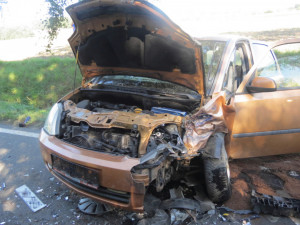 Řidič při předjíždění skupinky chodců přejel do protisměru a naboural do Opelu. Čtyři lidi skončili v nemocnici