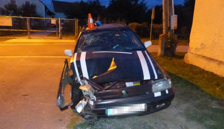 Mladík havaroval s autem, které nebylo jeho. Navíc nevlastní řidičák a auto nemělo technickou