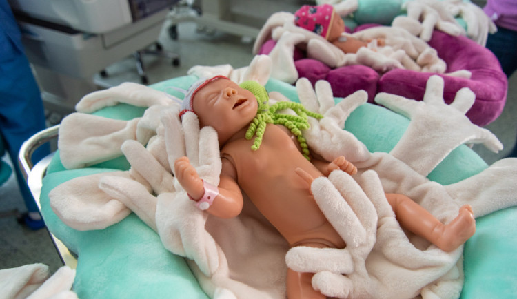 Na Novorozeneckém oddělení v olomoucké nemocnici se nejmenší miminka budou choulit v nových pelíšcích