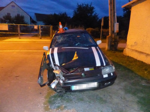 Mladík havaroval s autem, které nebylo jeho. Navíc nevlastní řidičák a auto nemělo technickou