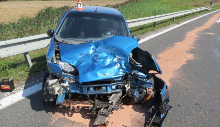 Řidič při odbočování nedal přednost náklaďáku a došlo k nehodě. Vznikla škoda za sto tisíc