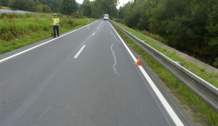 Policie žádá o pomoc svědky dopravní nehody autobusu ve Zlatých Horách