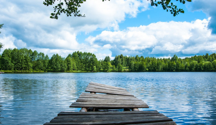 POČASÍ NA PÁTEK: Ráno se mohou objevit mlhy, přes den bude skoro jasno
