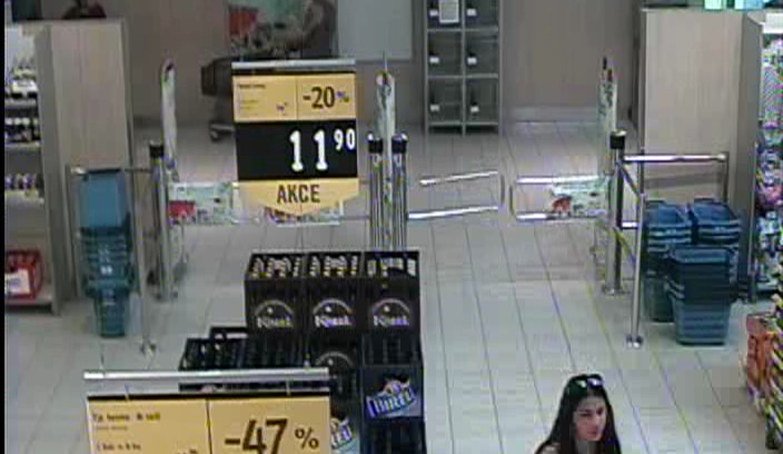 FOTO: Policie žádá veřejnost o pomoc s identifikací žen, které by mohly pomoci s objasněním případu krádeže