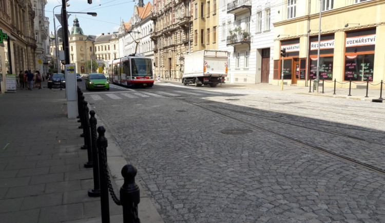 FOTO/VIDEO: Provoz v Palackého ulici je v normálu. Silnice je opravena