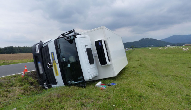 Třiadvacetiletý řidič najel s kamionem na krajnici, která se utrhla. Vozidlo skončilo na boku