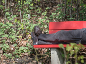 Mladíkovi, který spal na lavičce v parku, sebral zloděj z očí brýle, z hlavy kšiltovku a z kapsy mobily