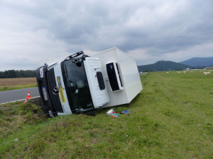 Třiadvacetiletý řidič najel s kamionem na krajnici, která se utrhla. Vozidlo skončilo na boku