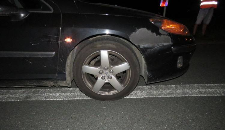 FOTO: Na dálnici se střetla dvě souběžně jedoucí vozidla. Kdo nehodu zavinil, se řidiči neshodli