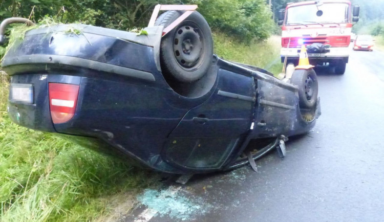 Řidiči vběhla do cesty srna, ten strhl řízení a auto skončilo na střeše