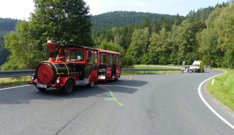 Motorkář nezvládl v zatáčce svůj stroj a střetl se s lázeňským vláčkem