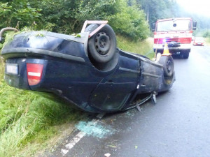 Řidiči vběhla do cesty srna, ten strhl řízení a auto skončilo na střeše