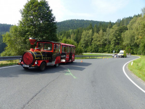 Motorkář nezvládl v zatáčce svůj stroj a střetl se s lázeňským vláčkem