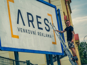 FOTO: Je to hlavně o rychlosti a přesnosti. Strávili jsme den v Olomouci s lepičem billboardů