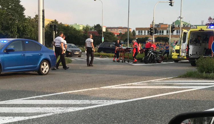 FOTO: Řidička na Velkomoravské ulici srazila při odbočování motorkáře. Je zraněný