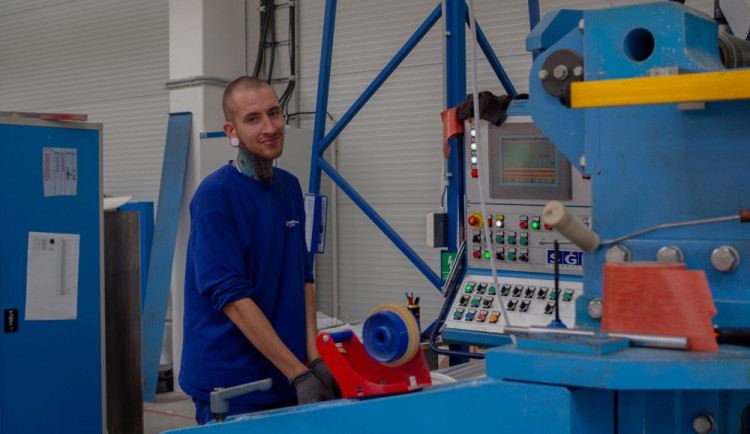 Firma SGB Czech Trafo sází na práci v čisté výrobě i dobré peníze. Teď nabírají do výroby
