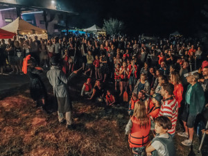Olomoucký festival Řeka má duši přilákal stovky lidí. Ti se v noci plavili na raftech po Moravě