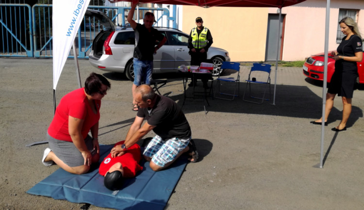 Policisté testovali řidiče, jestli by dokázali poskytnout první pomoc při nehodě