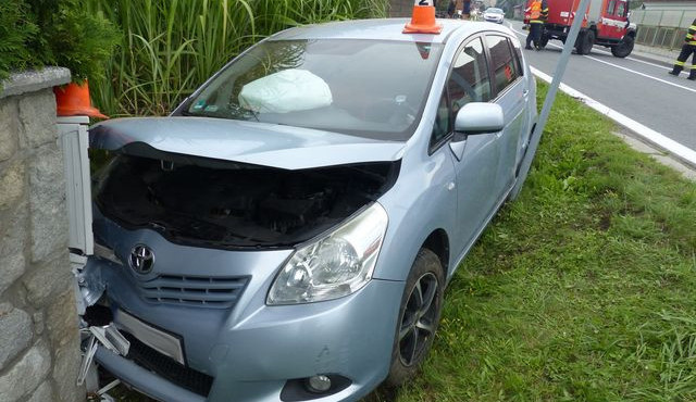 FOTO: Řidič skončil se svým autem ve zděné zídce vedle cesty, policie hledá svědky nehody