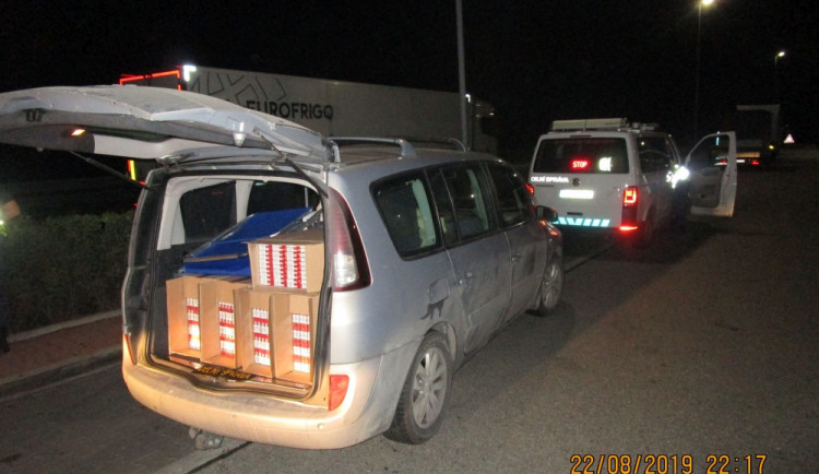 FOTO: Olomoučtí celníci našli v osobním autě 150 tisíc pašovaných cigaret. Řidičce hrozí tři roky vězení