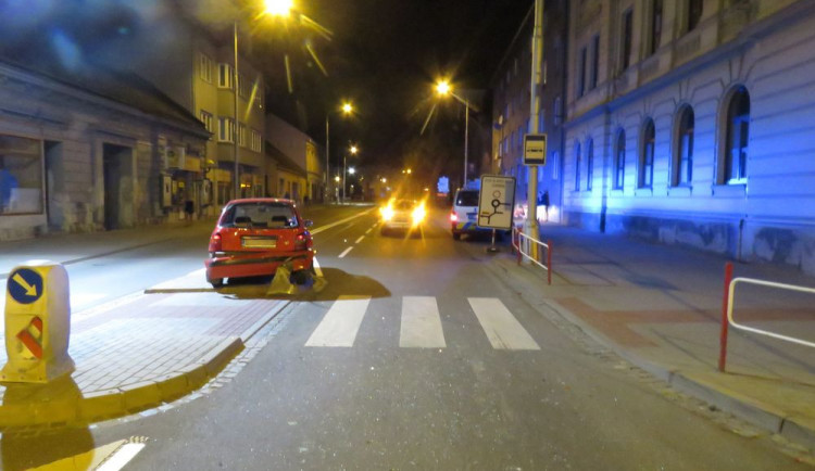 FOTO: Řidič zastavil s autem před přechodem pro chodce, řidička za ním už nestihla včas zabrzdit