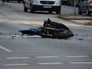Motorkář se při předjíždění střetl s dalším motocyklem. Na místě zemřel