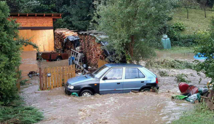 FOTO/VIDEO: Silná bouřka způsobila lokální záplavy, voda odplavovala zaparkovaná auta