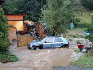 FOTO/VIDEO: Silná bouřka způsobila lokální záplavy, voda odplavovala zaparkovaná auta