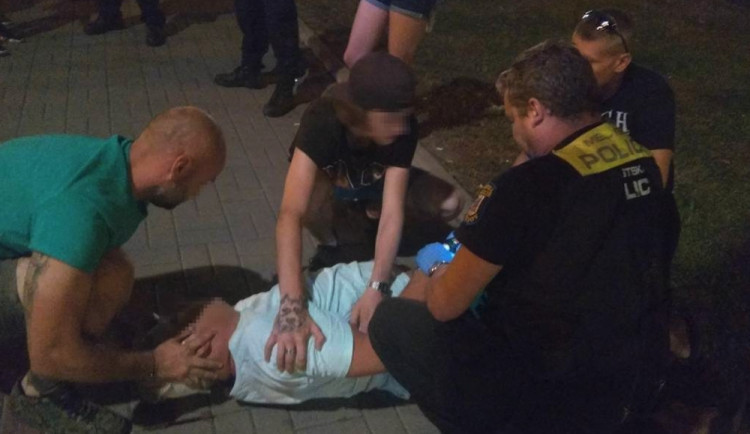 Mladík uštědřil muži tak silnou ránu pěstí, že zůstal ležet s poraněnou hlavou v bezvědomí na chodníku