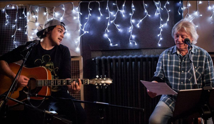 Zpívání a povídání s Václavem Neckářem v Divadle na Šantovce