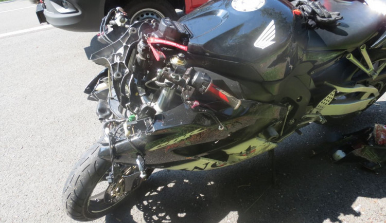 Motorkář při sjíždění z Červenohorského sedla nezvládl zatáčku, musel pro něj vrtulník