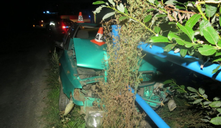 FOTO: Osmnáctiletý řidič s autem napálil do zábradlí mostku. Naměřili mu neuvěřitelných 2,8 promile