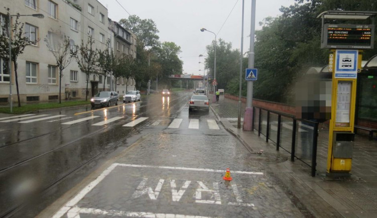 Řidič srazil chodkyni na přechodu ve Wolkerově ulici, policie hledá svědky