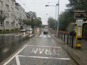 Řidič srazil chodkyni na přechodu ve Wolkerově ulici, policie hledá svědky