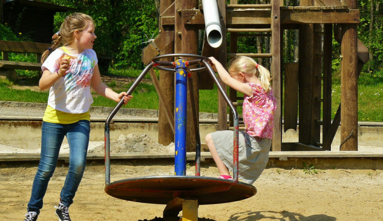 Muž napomenul děti, které byly hlučné. Žena s mužem mu hrozili a hodili jeho směrem židli a cihlu