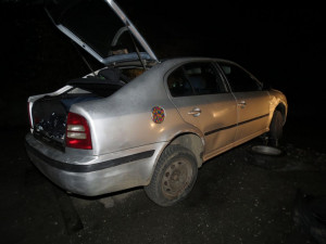 Opilý mladík bez řidičáku havaroval a poté se vloupal do skladu pro pneumatiky