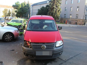 V jedné z olomouckých křižovatek došlo včera ke srážce tří aut. Vznikla škoda za 230 tisíc korun