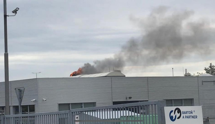 AKTUALIZOVÁNO: Na střeše Porsche Olomouc vzplála ventilace, muselo být evakuováno 39 lidí