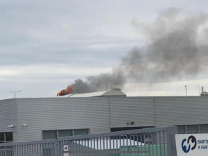AKTUALIZOVÁNO: Na střeše Porsche Olomouc vzplála ventilace, muselo být evakuováno 39 lidí