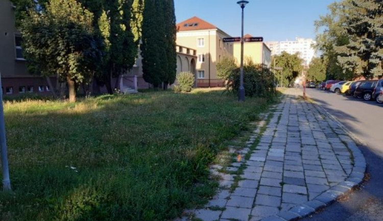 V Žižkově ulici v Přerově se začnou od pondělí opravovat chodníky. Omezení se dotknou chodců i řidičů