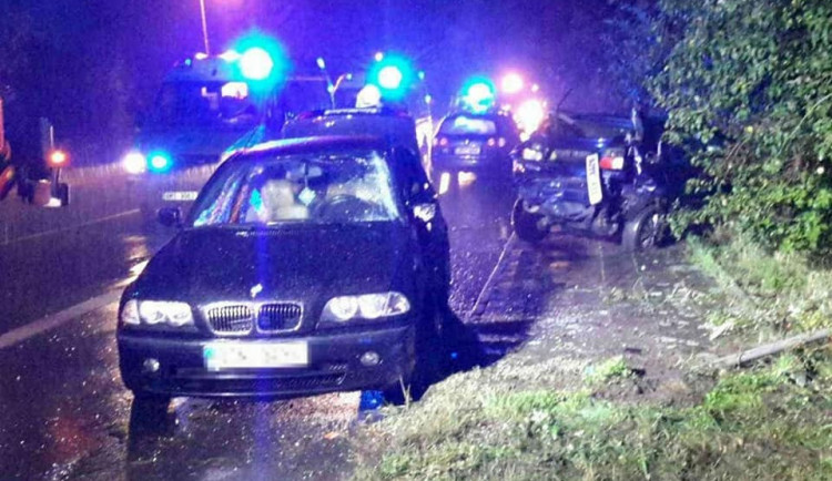 U Břuchotína se střetla dvě osobní auta, hasiči museli vyprošťovat zraněnou osobu zpod auta
