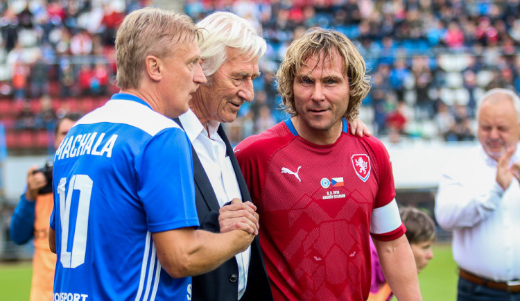 FOTOGALERIE: Zápas století vyhráli reprezentanti 9:2. Na závěr byla slavnostně pojmenována tribuna po Karlu Brücknerovi